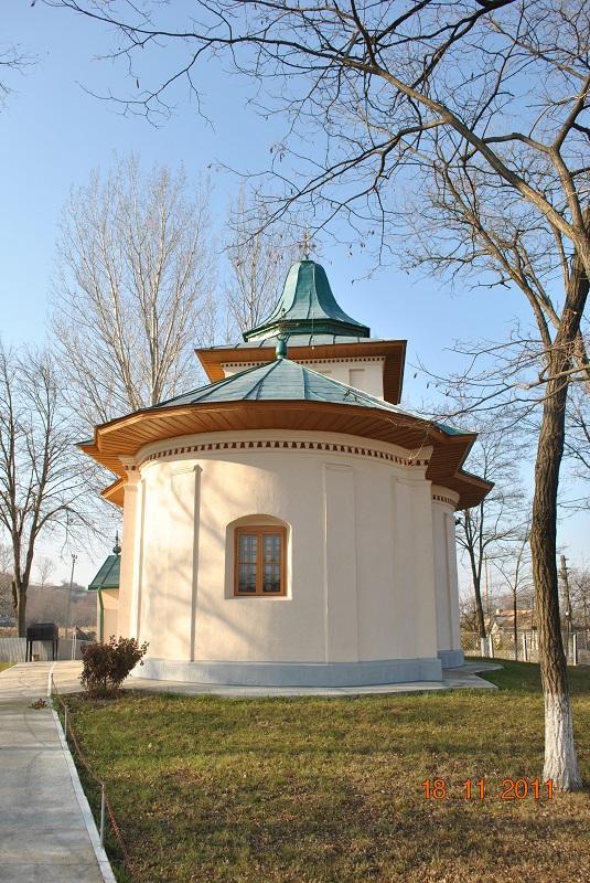 Biserica - vedere exterioară